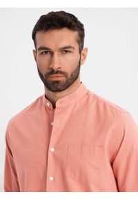 Ombre Clothing - Męska koszula lniana ze stójką i kieszenią REGULAR FIT – brzoskwiniowa V1. Okazja: na co dzień. Typ kołnierza: kołnierzyk stójkowy. Kolor: pomarańczowy. Materiał: len. Długość rękawa: długi rękaw. Długość: długie. Sezon: wiosna, lato. Styl: casual #2