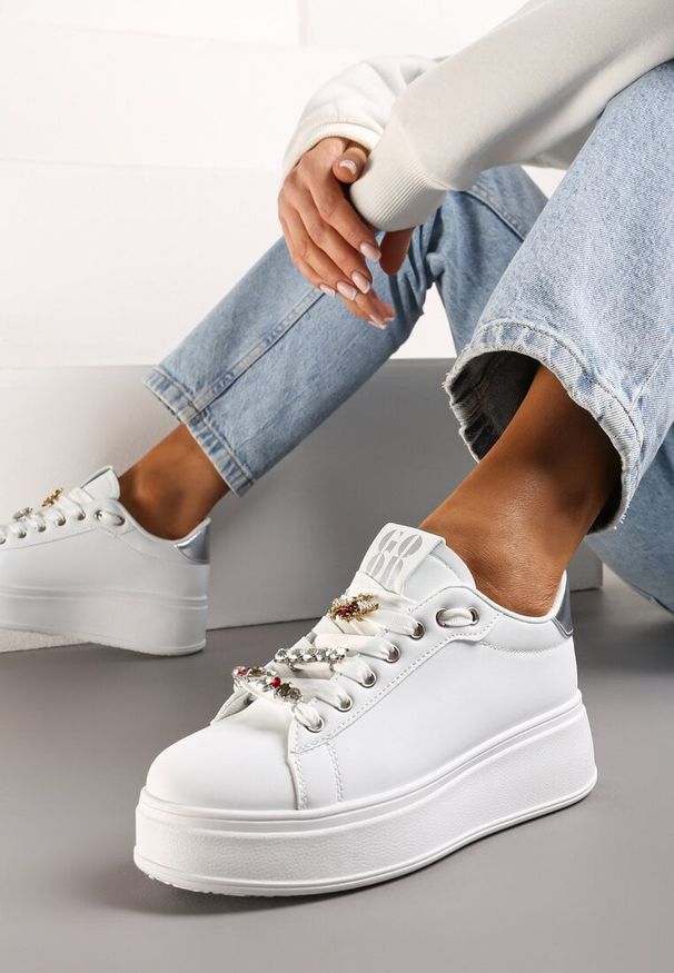 Born2be - Biało-Srebrne Sneakersy z Platformą i Odpinanymi Biżuteryjnymi Aplikacjami na Sznurówkach Nasuumi. Okazja: na co dzień. Nosek buta: okrągły. Zapięcie: sznurówki. Kolor: biały. Materiał: jeans. Wzór: aplikacja. Obcas: na platformie