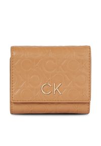 Calvin Klein Portfel damski Re-Lock Trifold Xs Emb K60K611321 Brązowy. Kolor: brązowy #1
