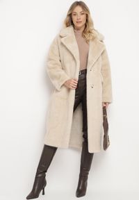 Born2be - Beżowy Futrzany Płaszcz Jednorzędowy z Kieszeniami Zapinany na Guziki Parilda. Okazja: na co dzień. Kolor: beżowy. Materiał: futro. Sezon: zima. Styl: casual, elegancki #3