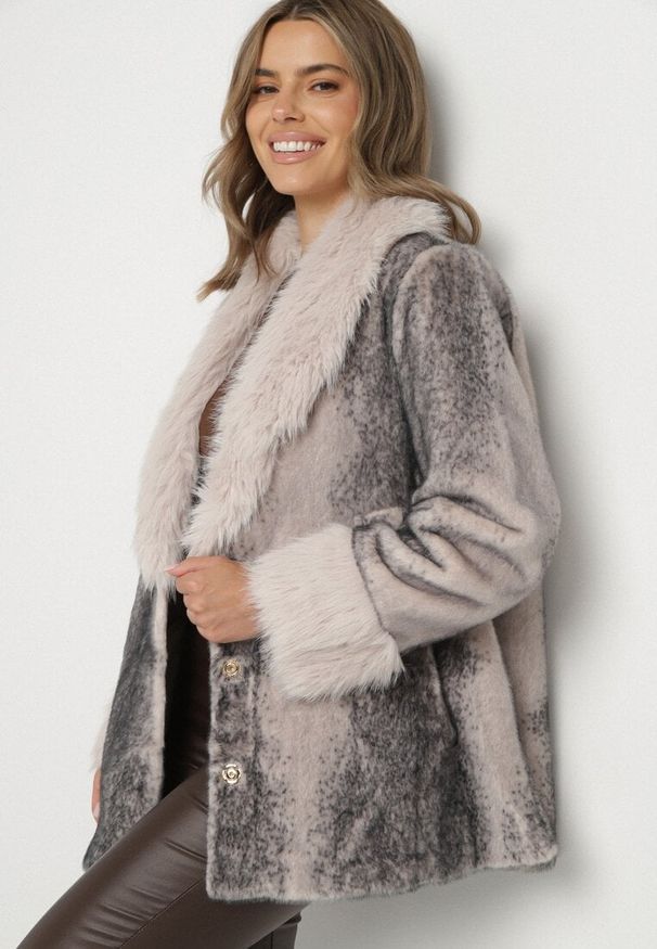 Born2be - Beżowa Kurtka Futerko z Wiązanym Paskiem Ozdobnymi Mankietami i Kołnierzem Coellame. Okazja: na co dzień. Kolor: beżowy. Materiał: futro. Styl: klasyczny, casual, elegancki