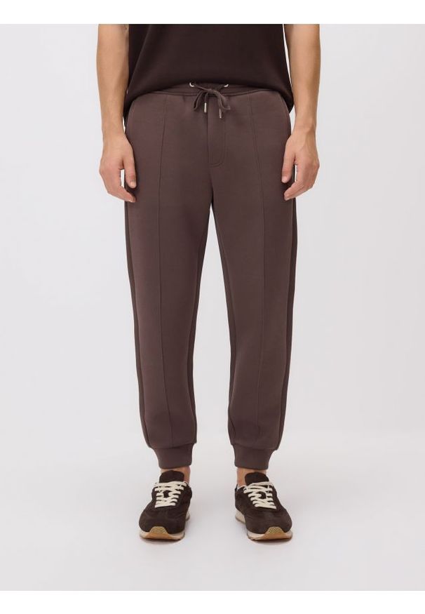 Reserved - Spodnie dresowe slim fit - beżowy. Kolor: beżowy. Materiał: dresówka