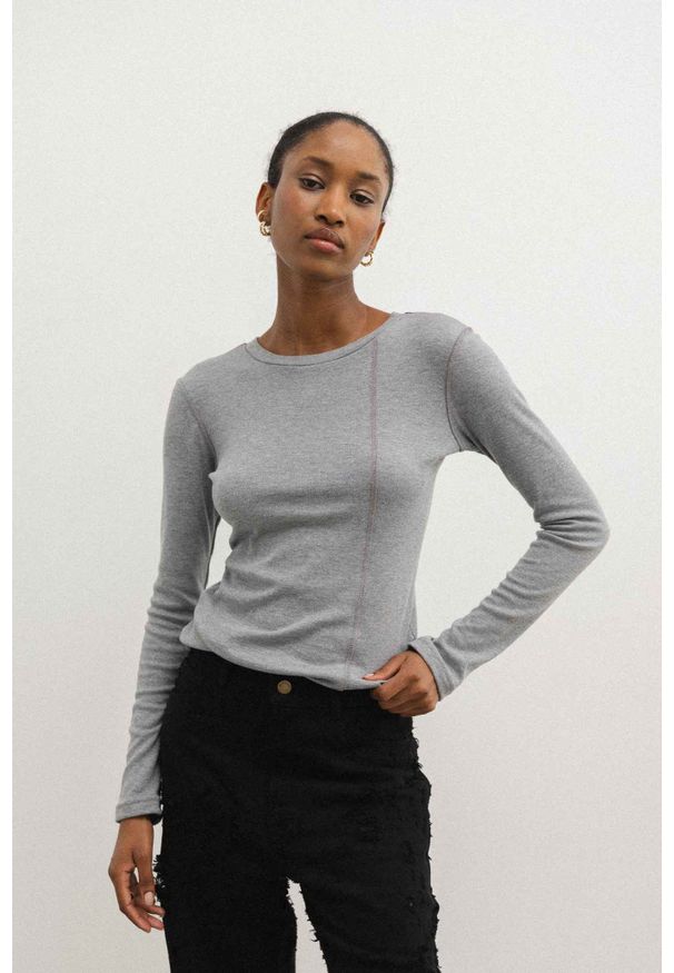 Marsala - Klasyczny longsleeve z delikatnej dzianiny w kolorze CLASSIC GREY interlock- SOFT-M/L. Okazja: na co dzień. Typ kołnierza: dekolt w łódkę. Kolor: szary. Materiał: dzianina. Długość rękawa: długi rękaw. Długość: długie. Wzór: gładki. Styl: klasyczny