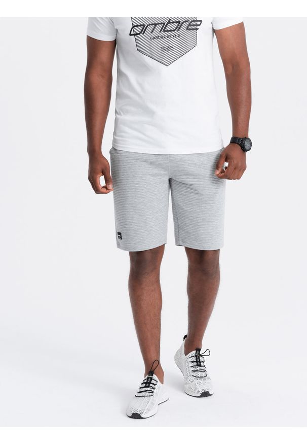 Ombre Clothing - Krótkie męskie spodenki dresowe z dzianiny ottoman – szare V2. Kolor: szary. Materiał: dzianina, dresówka. Długość: krótkie. Wzór: aplikacja. Sezon: lato