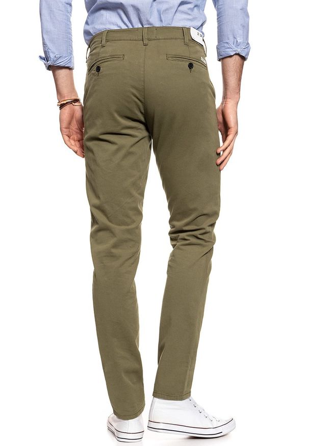 Wrangler - WRANGLER SPODNIE MĘSKIE CHINO DUFFLEBAG GREEN W16LHB15U 112127309. Materiał: materiał. Wzór: aplikacja