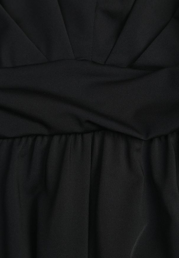 Born2be - Czarny Elegancki Kombinezon Nietoperzowy z Wiskozą z Marszczeniem w Talii Wentina. Kolor: czarny. Materiał: wiskoza. Styl: elegancki