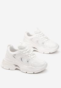 Born2be - Białe Sneakersy na Grubej Podeszwie z Metalicznym Zdobieniem Teda. Kolor: biały. Wzór: aplikacja #5