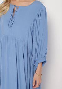 Born2be - Niebieska Rozkloszowana Sukienka z Wiskozy z Wiązaniem przy Dekolcie Tilania. Okazja: na co dzień. Kolor: niebieski. Materiał: wiskoza. Styl: casual #3