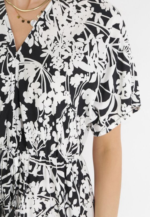 Born2be - Czarno-Biała Sukienka Gertisa. Okazja: na co dzień. Typ kołnierza: dekolt w serek, kołnierz z falbankami. Kolor: biały. Materiał: wiskoza. Długość rękawa: krótki rękaw. Wzór: kwiaty. Styl: elegancki, casual