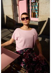 MOODO - Cienki sweter różowy. Kolor: różowy. Materiał: wiskoza, poliamid #1