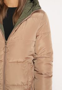 Born2be - Ciemnobeżowa Dwustronna Pikowana Kurtka z Kapturem Ściągana przy Rękawach Nevelas. Okazja: na co dzień, na spacer. Typ kołnierza: kaptur. Kolor: beżowy. Materiał: jeans. Wzór: aplikacja. Styl: casual, elegancki, sportowy #6