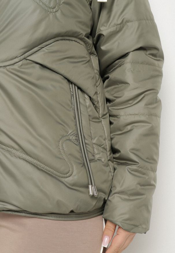 Born2be - Zielona Kurtka Pikowana z Kapturem Karbia. Okazja: na co dzień. Typ kołnierza: kaptur. Kolekcja: plus size. Kolor: zielony. Styl: elegancki, casual