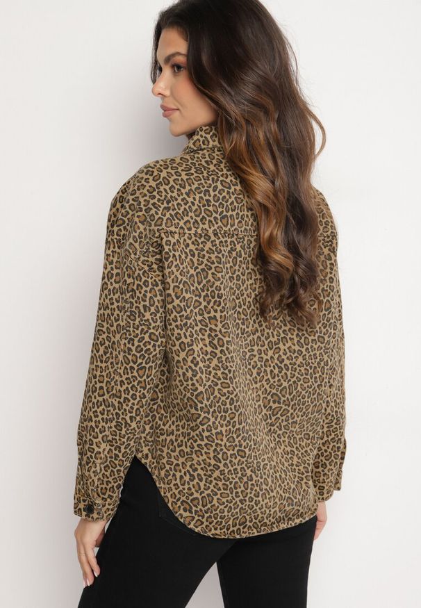 Born2be - Brązowa Kurtka Jeansowa w Drobne Cętki o Koszulowym Kroju Cesisia. Okazja: na co dzień, do pracy. Kolor: brązowy. Materiał: jeans. Długość rękawa: długi rękaw. Długość: długie. Styl: casual, elegancki, klasyczny