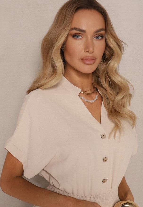 Renee - Beżowy Wiskozowy Kombinezon z Dekoltem w Serek Zapinany na Guziki Anisora. Okazja: na co dzień. Kolor: beżowy. Materiał: wiskoza. Długość rękawa: krótki rękaw. Długość: krótkie. Styl: elegancki, casual