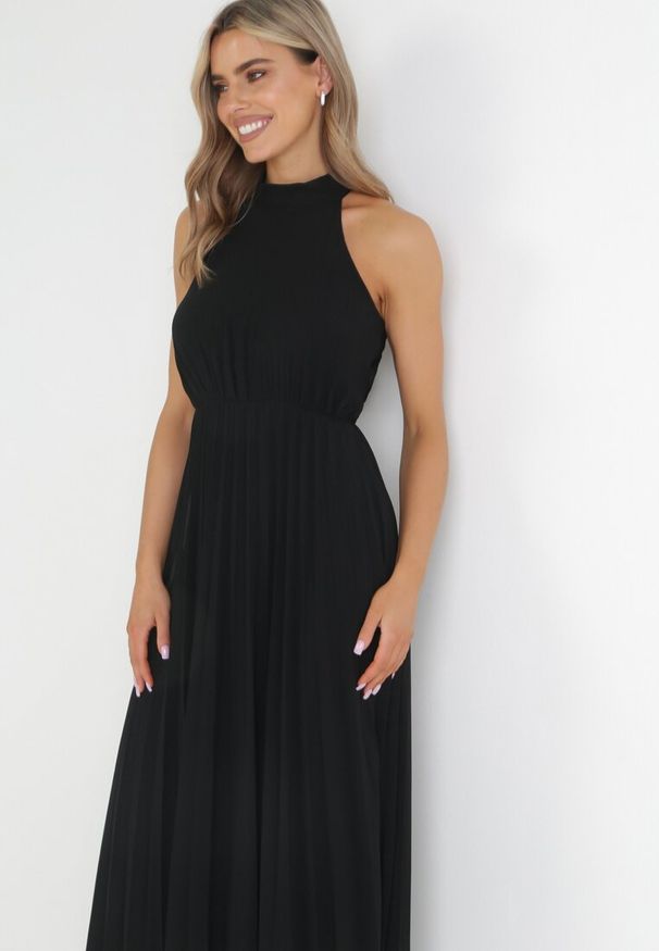 Born2be - Czarna Plisowana Sukienka Maxi z Gumką w Pasie i Rozkloszowanym Dołem Tehe. Kolor: czarny. Materiał: tkanina, materiał. Długość: maxi