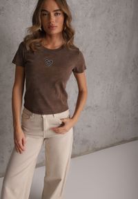 Renee - Brązowy T-shirt z Bawełny Ozdobiony Sercem z Cyrkonii Amythera. Okazja: na co dzień. Kolor: brązowy. Materiał: bawełna. Wzór: aplikacja. Styl: sportowy, casual, elegancki #3