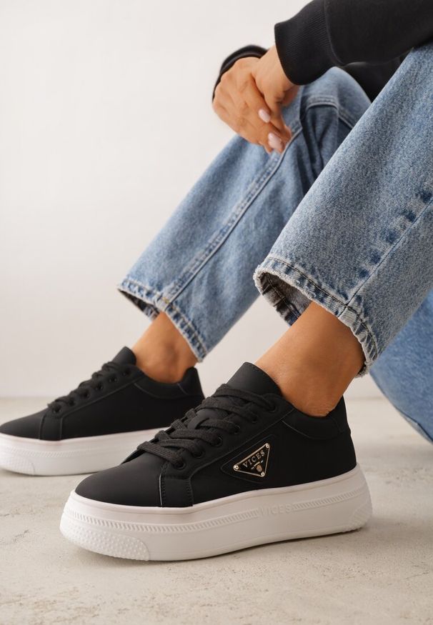 Renee - Czarne Chunky Sneakersy VICES na Platformie z Ozdobą w Kształcie Gwiazdki Anatale. Okazja: na co dzień. Kolor: czarny. Wzór: aplikacja. Obcas: na platformie