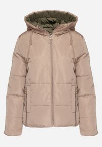 Born2be - Beżowa Dwustronna Pikowana Kurtka z Kapturem Ściągana przy Rękawach Nevelas. Okazja: na co dzień, na spacer. Typ kołnierza: kaptur. Kolor: beżowy. Materiał: jeans. Wzór: aplikacja. Styl: sportowy, casual, elegancki #3