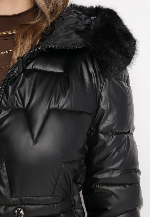 Born2be - Czarna Pikowana Kurtka z Kapturem z Futerkiem Flavara. Typ kołnierza: kaptur. Kolor: czarny. Materiał: futro