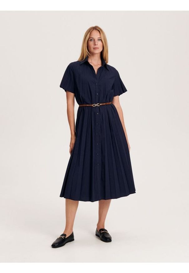 Reserved - Plisowana sukienka midi - granatowy. Kolor: niebieski. Materiał: bawełna, tkanina. Wzór: gładki. Długość: midi