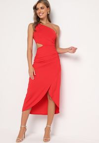Born2be - Czerwona Asymetryczna Sukienka Koktajlowa na Jedno Ramię z Wycięciem i Metalową Klamrą Violea. Okazja: na imprezę. Kolor: czerwony. Długość rękawa: długi rękaw. Typ sukienki: asymetryczne. Styl: wizytowy #1