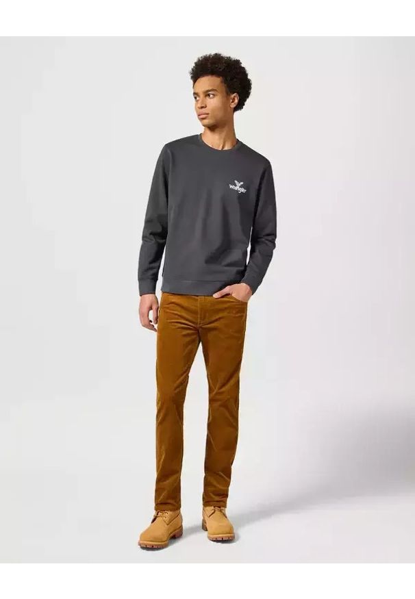 Wrangler - WRANGLER MĘSKIE SPODNIE SZTRUKSOWE GREENSBORO MONKS ROBE 112358055 W15Q017442. Materiał: sztruks