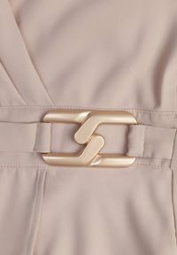 Renee - Beżowa Elegancka Sukienka o Kopertowym Kroju Zdobiona Aplikacją w Talii Zilendra. Kolor: beżowy. Wzór: aplikacja. Typ sukienki: kopertowe. Styl: elegancki #8