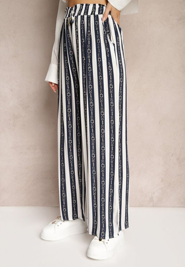 Renee - Granatowe Spodnie Kassene. Kolor: niebieski. Materiał: tkanina, wiskoza. Wzór: nadruk, paski, aplikacja. Styl: wakacyjny