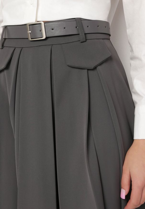 Born2be - Ciemnoszara Rozkloszowana Spódnica z Szerokimi Plisami i Paskiem w Komplecie Henlitta. Kolor: szary. Styl: elegancki