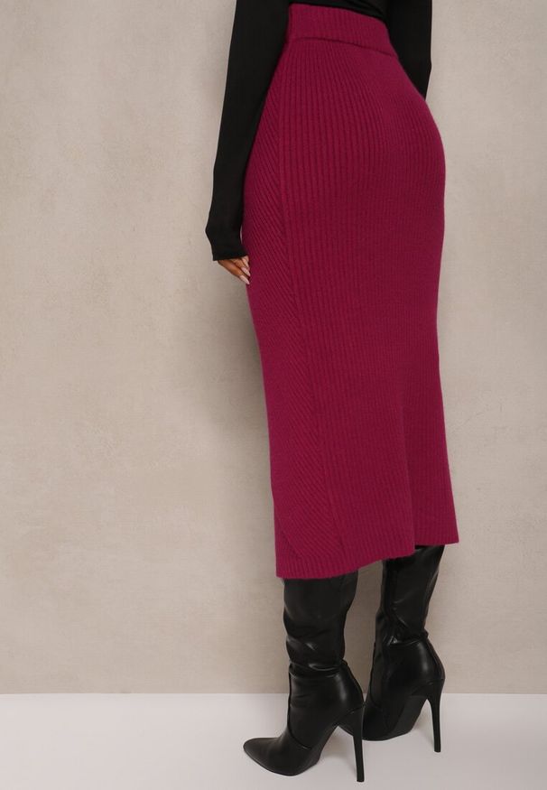 Renee - Ciemnoróżowa Spódnica z Wiskozą High Waist o Dopasowanym Kroju z Gumką w Talii Niarosae. Okazja: na co dzień, na spotkanie biznesowe, do pracy. Stan: podwyższony. Kolor: różowy. Materiał: wiskoza. Styl: casual, biznesowy, elegancki