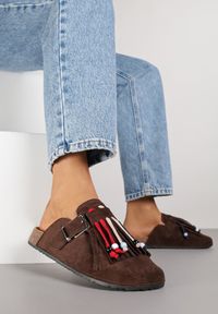 Renee - Brązowe Klapki Mule z Oryginalnym Zdobieniem z Frędzlami Beladde. Okazja: na plażę. Kolor: brązowy. Materiał: len, jeans. Wzór: aplikacja. Styl: boho