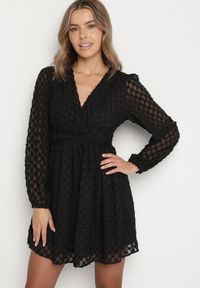 Born2be - Czarna Rozkloszowana Sukienka z Tkaniny Plumeti z Dekoltem w Serek Zeniasa. Okazja: na co dzień. Typ kołnierza: dekolt w serek. Kolor: czarny. Materiał: tkanina. Długość rękawa: długi rękaw. Styl: casual #7