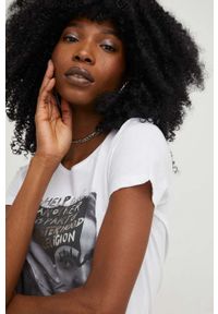 Answear Lab t-shirt bawełniany X kolekcja limitowana SISTERHOOD kolor biały. Okazja: na co dzień. Kolor: biały. Materiał: bawełna. Styl: wakacyjny #5