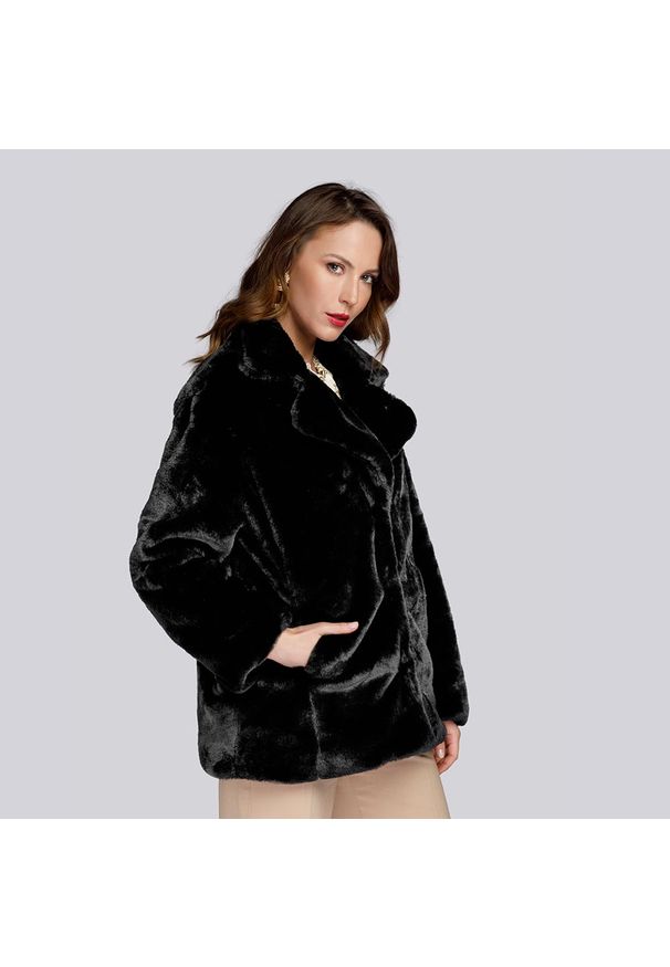 Wittchen - Sztuczne futerko z kołnierzem. Kolekcja: plus size. Kolor: czarny. Materiał: poliester. Styl: klasyczny