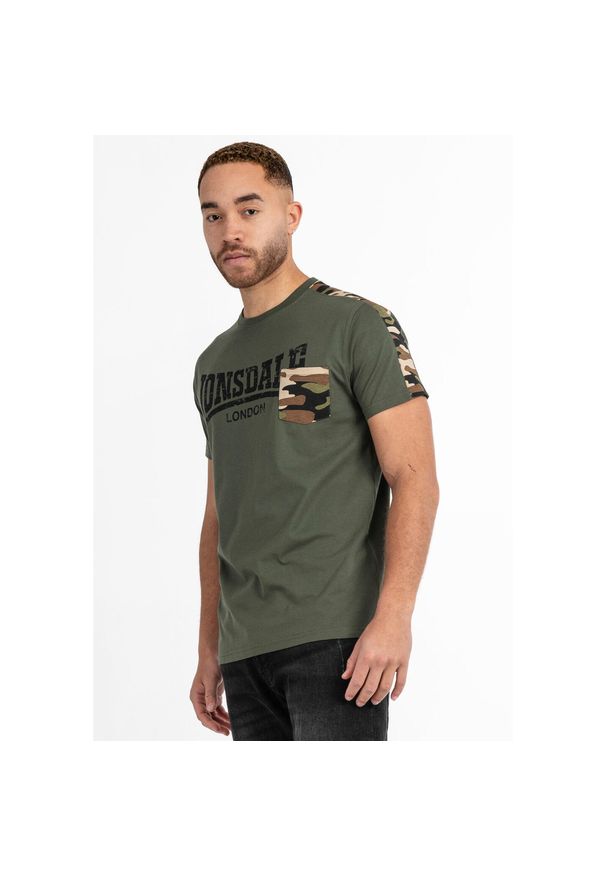 T-shirt o klasycznym kroju Lonsdale Huxter. Kolor: czarny, wielokolorowy, zielony. Wzór: moro