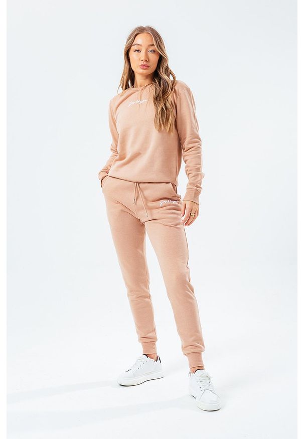 Hype Bluza SIGNATURE damska kolor żółty z aplikacją. Okazja: na co dzień. Kolor: beżowy. Materiał: dzianina. Długość rękawa: długi rękaw. Długość: długie. Wzór: aplikacja. Styl: casual