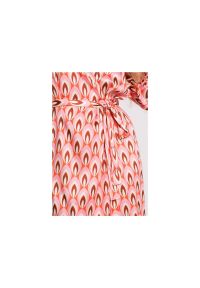 MOE - Satynowa sukienka kopertowa z dekoltem V i wiązaniem różowa. Okazja: na ślub cywilny, na wesele, na imprezę. Kolor: różowy, beżowy. Materiał: satyna. Typ sukienki: kopertowe #3