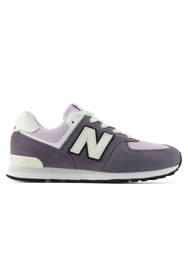 Buty dziecięce New Balance G57436O – fioletowe. Okazja: na co dzień, na uczelnię. Kolor: fioletowy. Materiał: zamsz, syntetyk, materiał. Szerokość cholewki: normalna. Model: New Balance 574. Sport: turystyka piesza