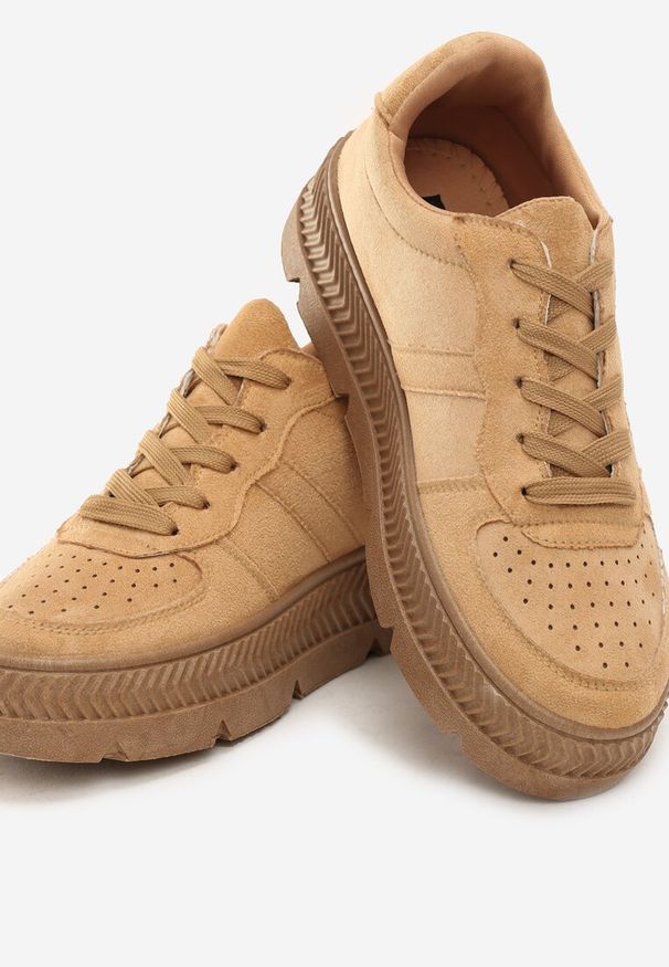 Renee - Ciemnobeżowe Sneakersy z Perforacją na Żłobionej Podeszwie Riparian Rights. Nosek buta: okrągły. Zapięcie: sznurówki. Kolor: beżowy. Szerokość cholewki: normalna. Wzór: jednolity. Sezon: wiosna, jesień