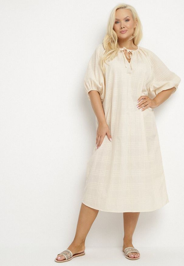 Born2be - Beżowa Bawełniana Sukienka Oversize z Wiązaniem pod Szyją Tolanea. Kolor: beżowy. Materiał: bawełna. Długość rękawa: krótki rękaw. Typ sukienki: oversize