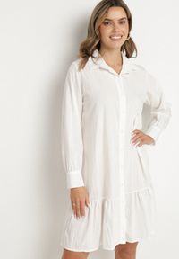Born2be - Biała Sukienka z Wiskozą o Koszulowym Kroju z Falbanką Penzedi. Okazja: na co dzień. Typ kołnierza: kołnierzyk klasyczny. Kolor: biały. Materiał: wiskoza. Długość rękawa: długi rękaw. Typ sukienki: koszulowe. Styl: casual, elegancki, klasyczny #4