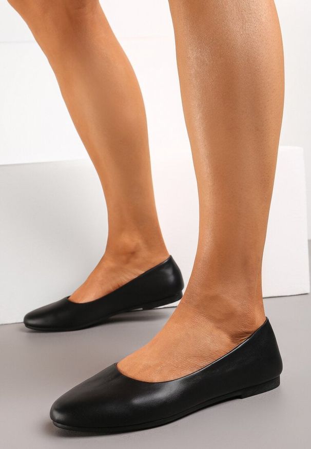 Born2be - Czarne Wsuwane Balerinki z Ekoskóry na Płaskiej Podeszwie Imenna. Okazja: na co dzień. Zapięcie: bez zapięcia. Kolor: czarny. Materiał: jeans. Obcas: na płaskiej podeszwie. Styl: casual, elegancki