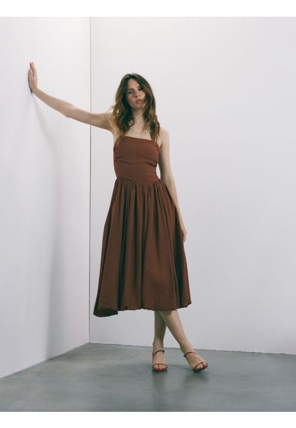 Reserved - Sukienka midi z wiskozą - brązowy. Kolor: brązowy. Materiał: wiskoza. Długość: midi