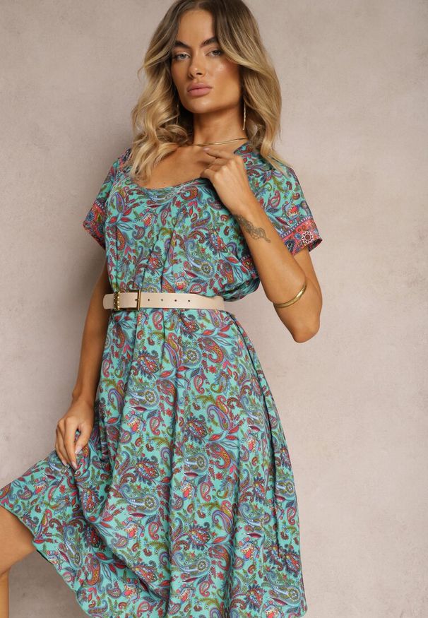 Renee - Zielona Rozkloszowana Sukienka z Wiskozy w Kwiaty Rivanira. Kolor: zielony. Materiał: wiskoza. Wzór: kwiaty. Sezon: lato