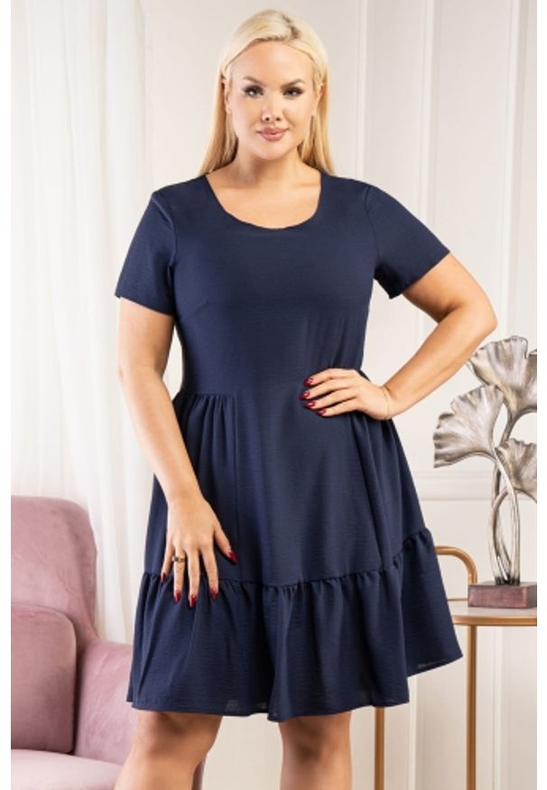 KARKO - Sukienka do pracy marszczenia po bokach plus size AGNIESZKA letnia granatowa. Okazja: do pracy. Kolekcja: plus size. Kolor: niebieski. Materiał: materiał, tkanina, poliester, wiskoza. Długość rękawa: krótki rękaw. Wzór: aplikacja. Sezon: lato. Typ sukienki: dla puszystych. Styl: casual, sportowy, biznesowy