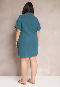 Renee - Ciemnozielona Bawełniana Sukienka Mini o Pudełkowym Fasonie z Kołnierzykiem Elealla. Kolekcja: plus size. Kolor: zielony. Materiał: bawełna. Długość rękawa: krótki rękaw. Typ sukienki: dla puszystych. Długość: mini #3