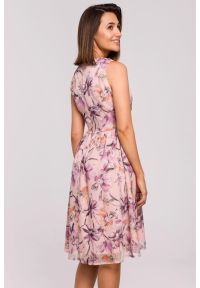 Stylove - Sukienka szyfonowa w kwiaty bez rękawów dekolt V różowa. Kolor: różowy. Materiał: szyfon. Długość rękawa: bez rękawów. Wzór: kwiaty. Sezon: lato. Typ sukienki: rozkloszowane #4