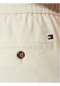 TOMMY HILFIGER - Tommy Hilfiger Chinosy Harlem MW0MW42336 Kremowy Regular Fit. Kolor: kremowy. Materiał: len #2