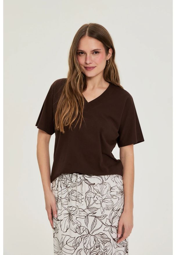 MOODO - Gładki t-shirt brązowy. Kolor: brązowy. Materiał: bawełna. Wzór: gładki