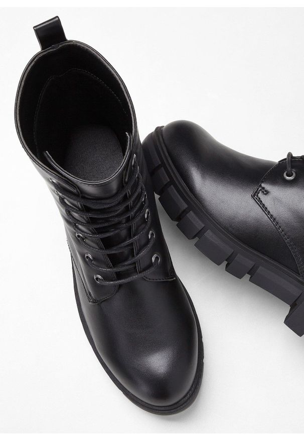 bonprix - Botki sznurowane z profilowaną podeszwą. Kolor: czarny. Styl: militarny, elegancki